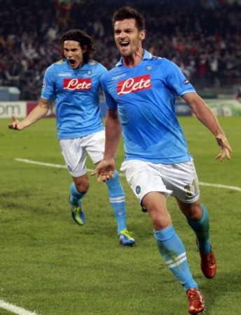 她不仅肩负 她不仅肩负